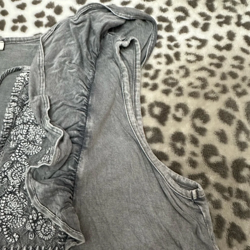 Solitaire Embroidered Boho Peasant Top in Gray Size Medium - Picture 10 of 17